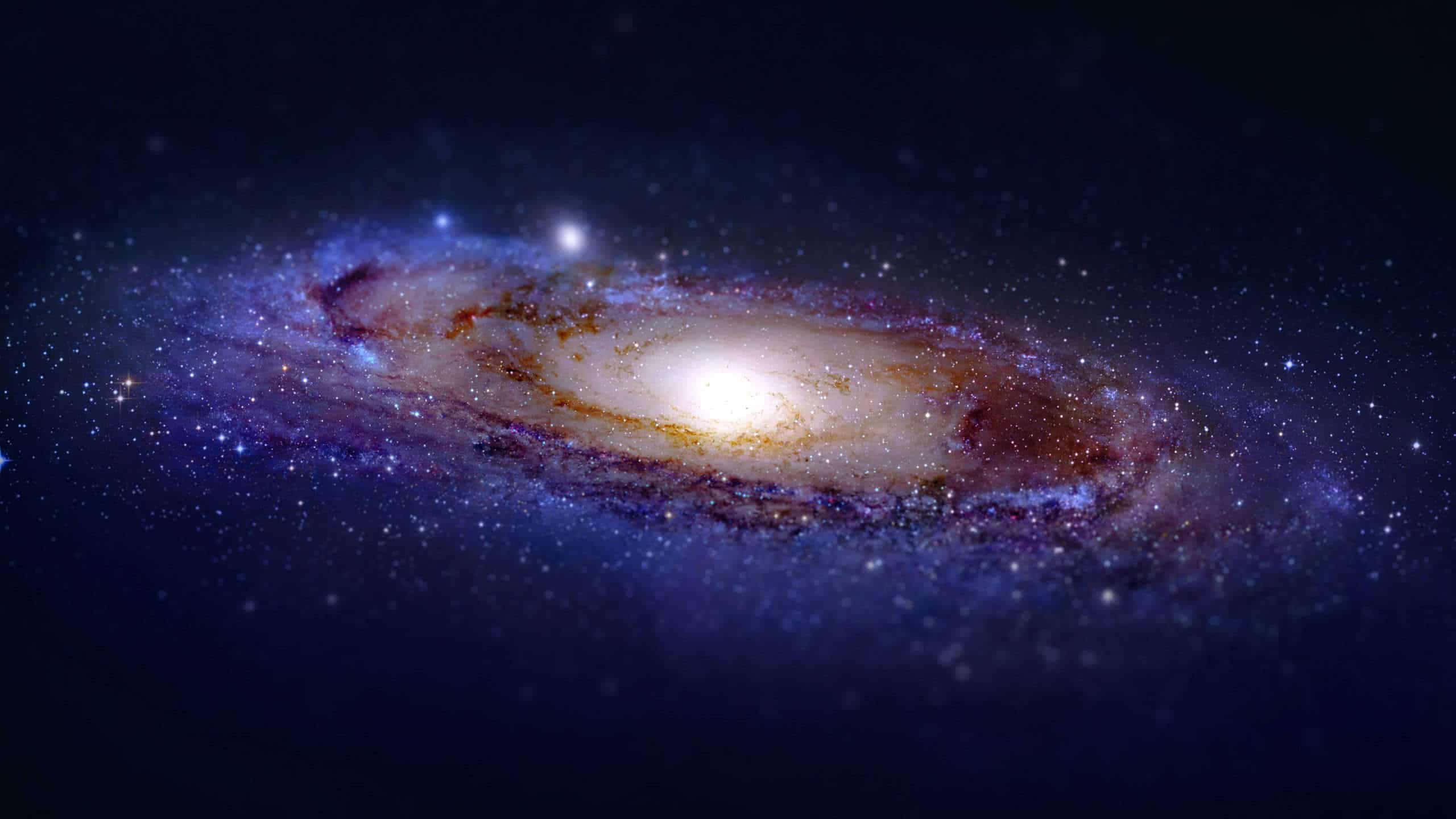 太空 桌布 壁紙 — 一個令人嘆為觀止的螺旋星系，金色核心和旋轉的紫色臂膀在繁星點點的宇宙虛空中閃耀。