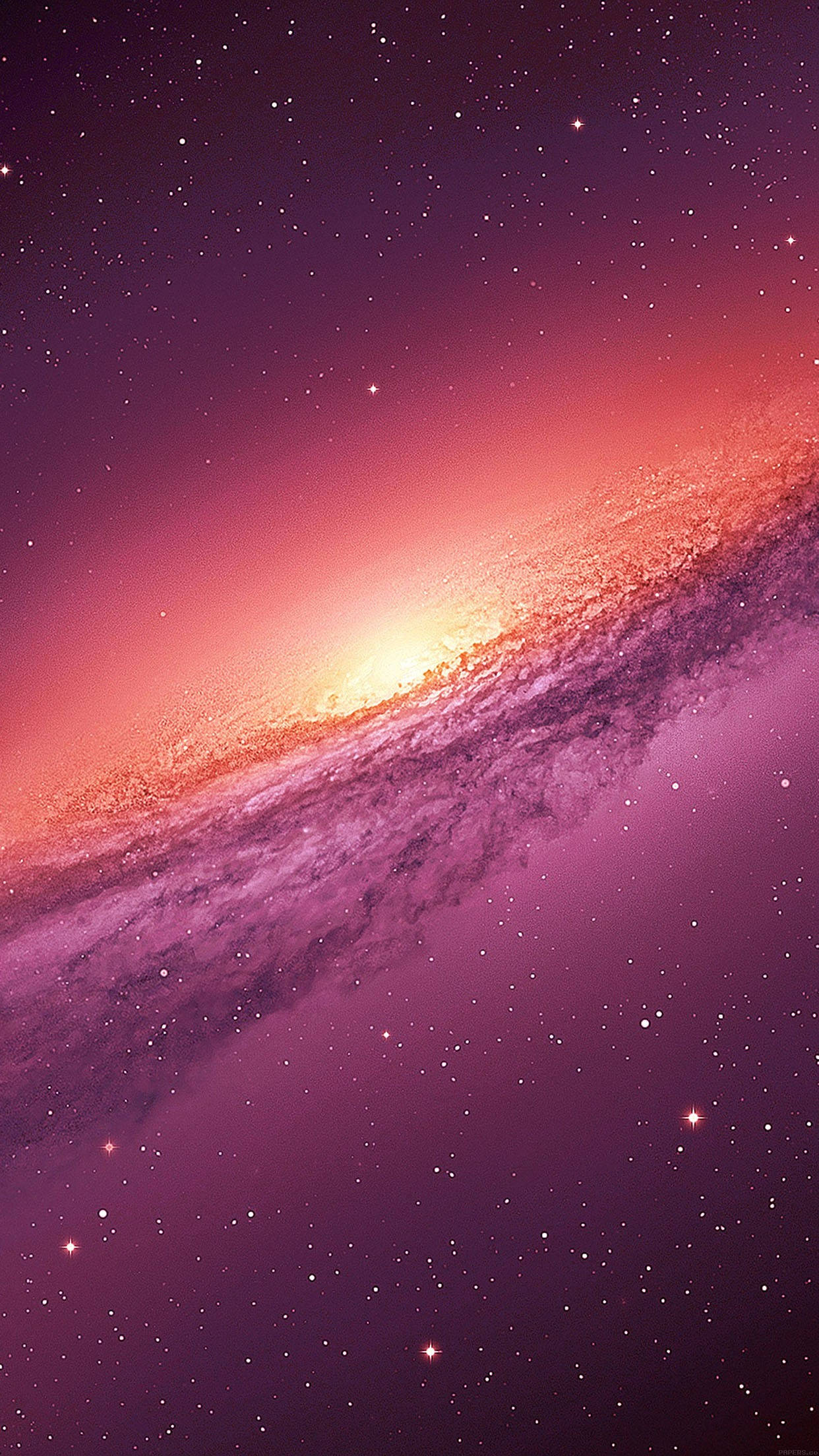 紫色 iPhone 桌布 壁紙 — 一個令人嘆為觀止的螺旋星系景觀，在星空中散發著耀眼的橙色和深紫色光芒。