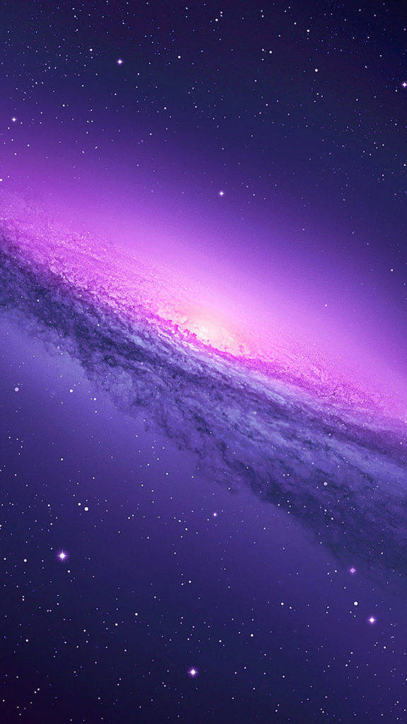 銀河 桌布 壁紙 — 一個令人嘆為觀止的螺旋星系景象，在繁星點點的宇宙背景下散發出充滿活力的紫色和粉紅色調。