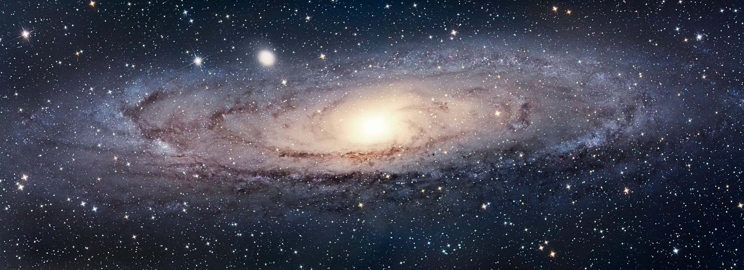 太空 桌布 壁紙 — 一個令人嘆為觀止的螺旋星系景象，在深邃的宇宙夜空中閃爍著數十億顆星星。