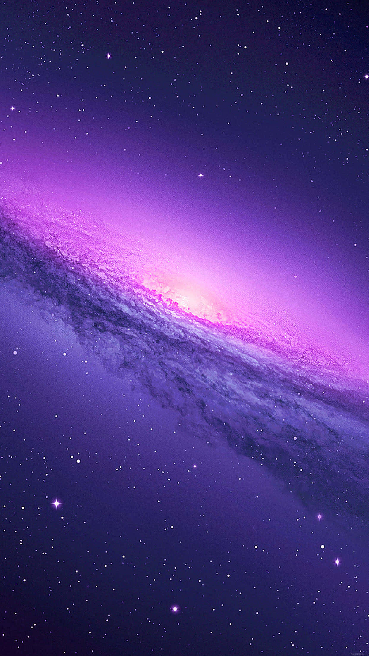 太空 桌布 壁紙 — 一個令人嘆為觀止的螺旋星系景象，在繁星點點的宇宙背景下散發出充滿活力的紫色和粉紅色調。
