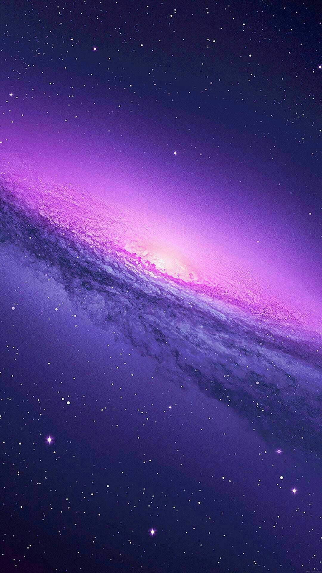 Cosmic 桌布 壁紙 — 一個令人嘆為觀止的螺旋星系景象，在繁星點點的宇宙背景下散發出充滿活力的紫色和粉紅色調。