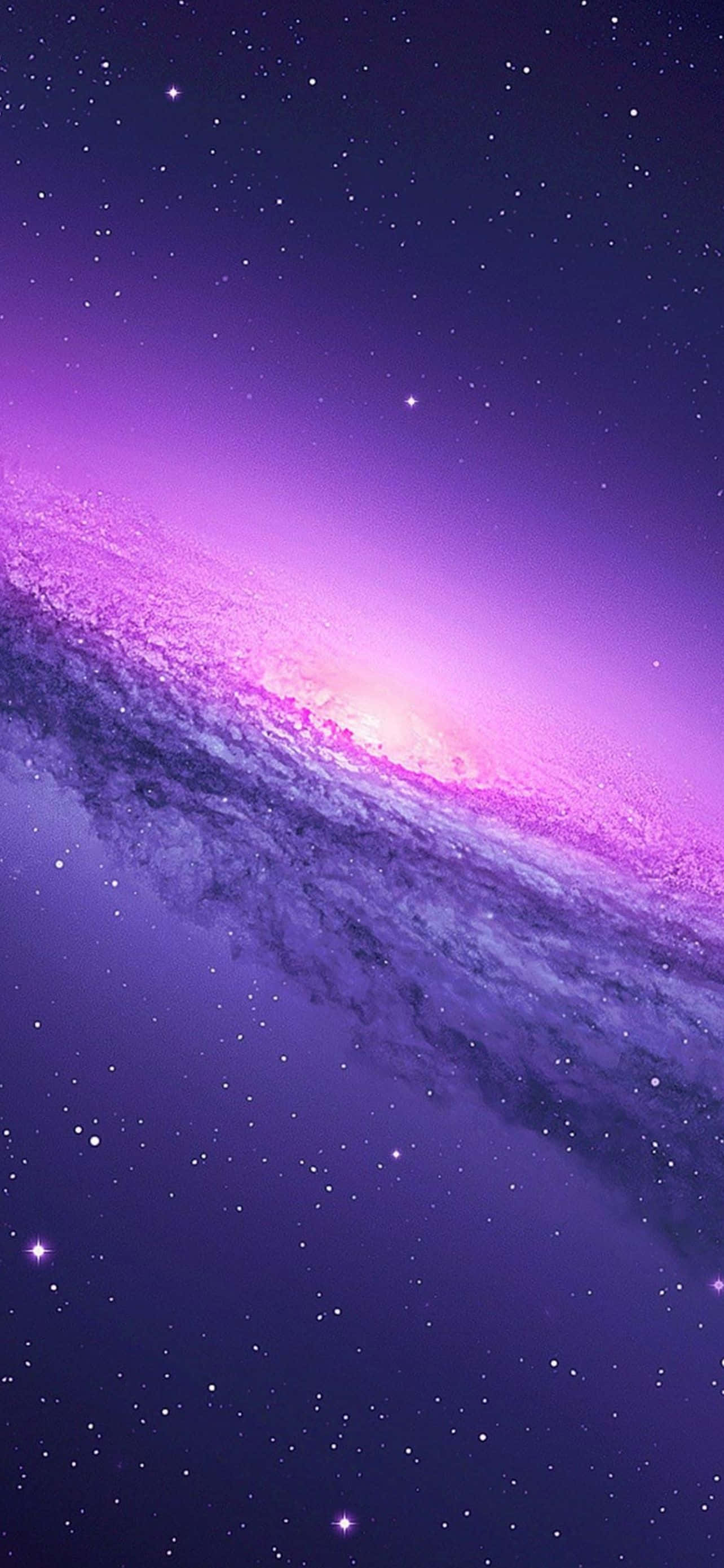 酷炫iPhone 桌布 壁紙 — 一個令人嘆為觀止的螺旋星系景象，在繁星點點的宇宙背景下散發出充滿活力的紫色和粉紅色調。