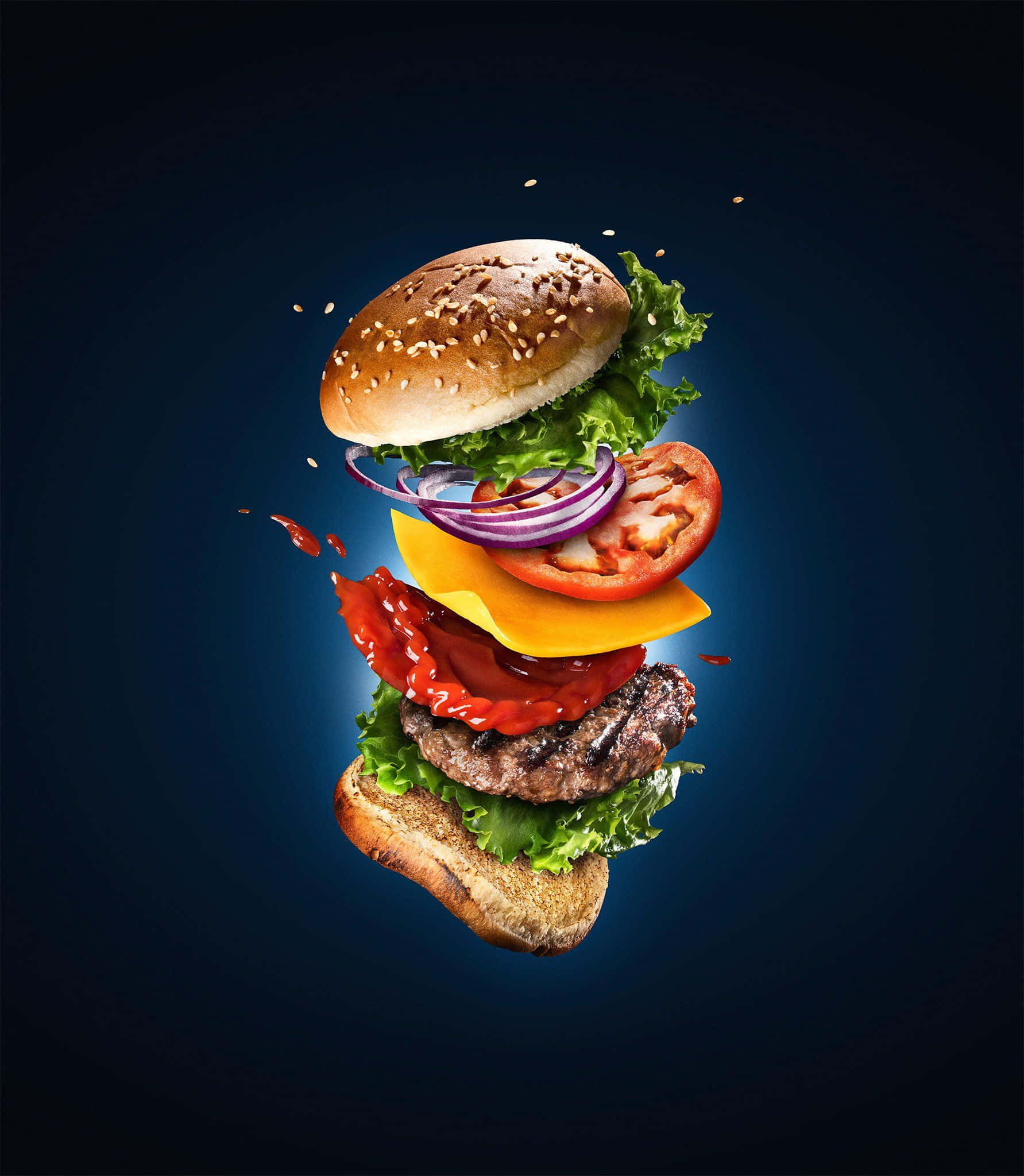 fast food 桌布 壁紙 — 一個令人垂涎的漢堡，配芝麻麵包、生菜、番茄、起司和肉餅，懸浮在深藍色空間中，帶有醬汁飛濺。