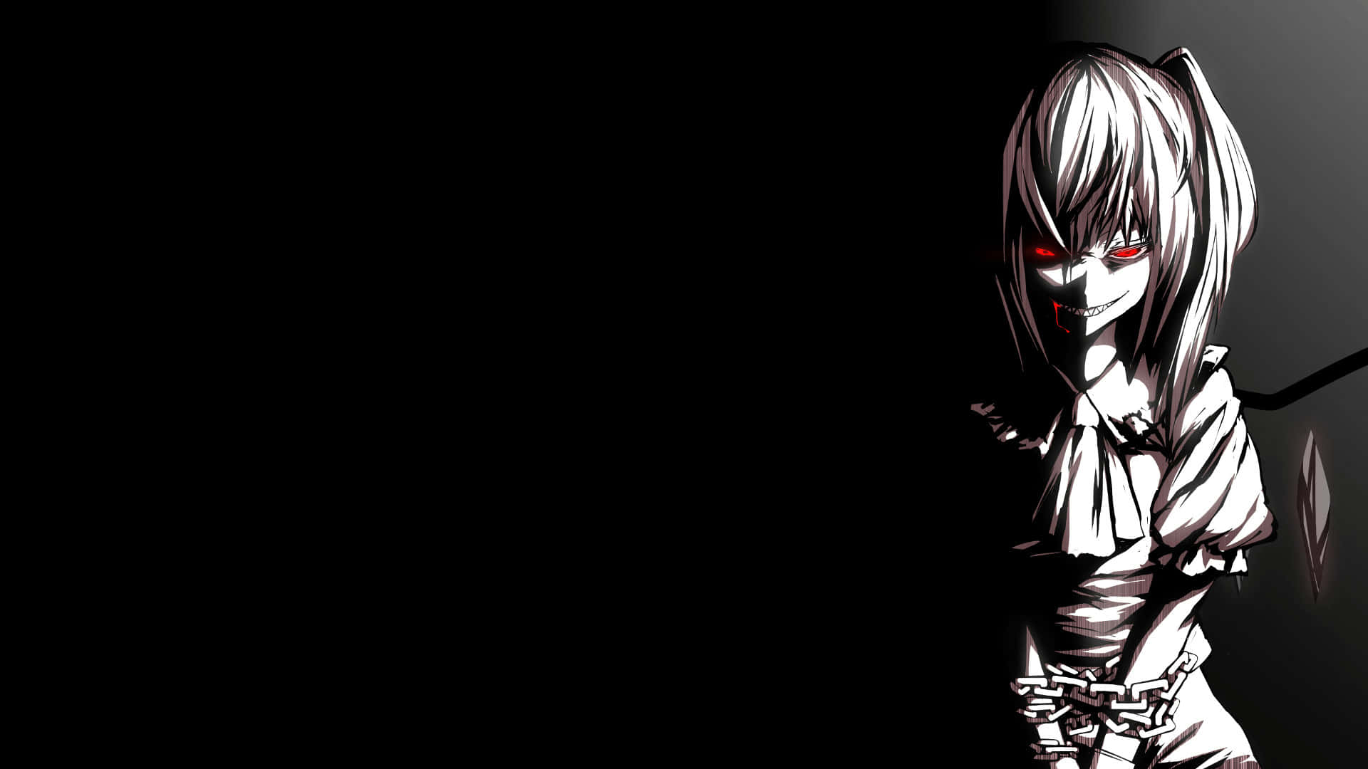 Horror Anime 桌布 壁紙 — 一個令人毛骨悚然的動漫女孩，白髮紅眼，帶著邪惡的笑容，站在陰暗的黑暗中，手持鎖鏈。