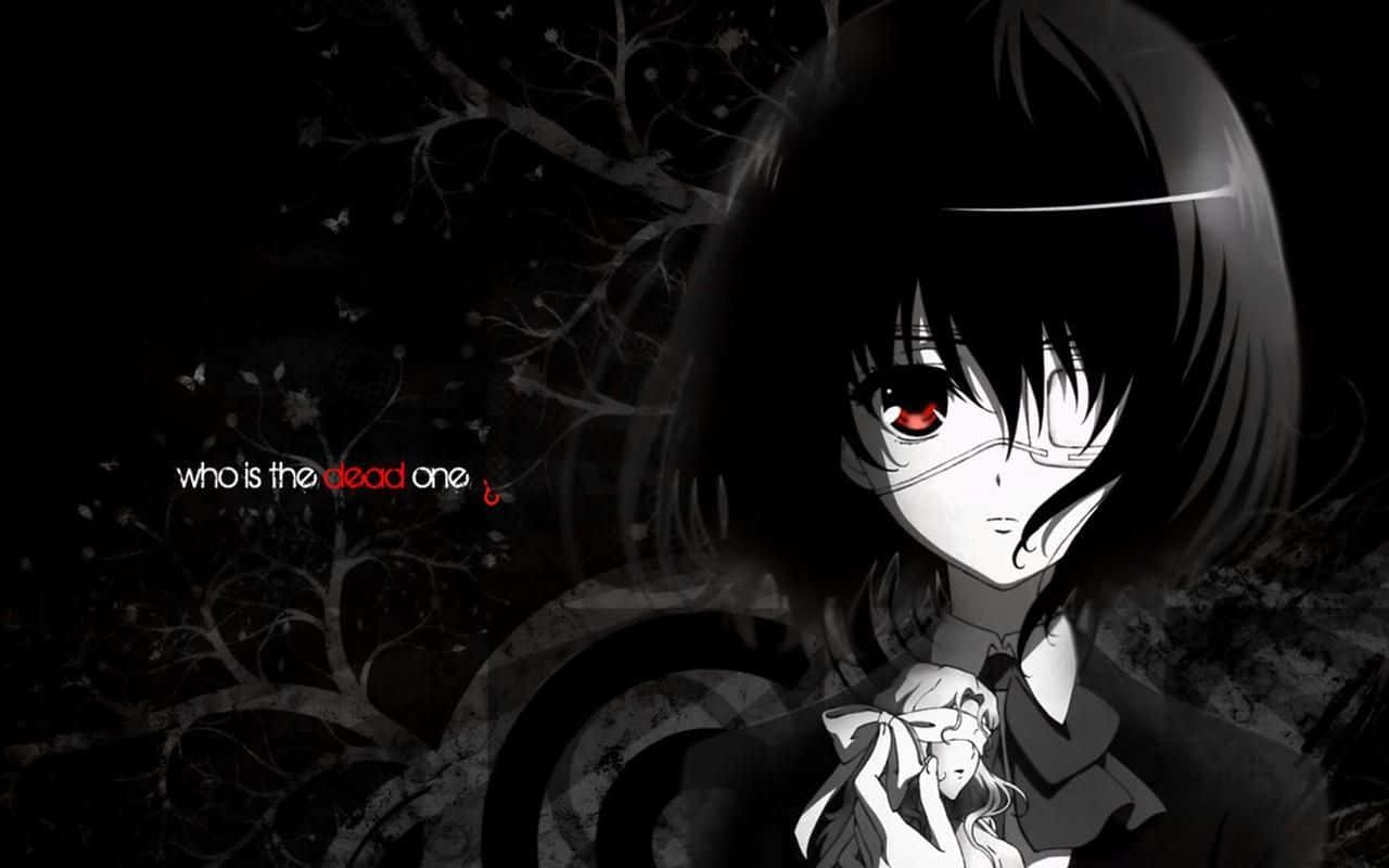 Horror Anime 桌布 壁紙 — 一個令人毛骨悚然的動漫女孩，紅眼睛黑頭髮，在黑暗的樹木背景下抱著一個娃娃，文字問誰是死者。