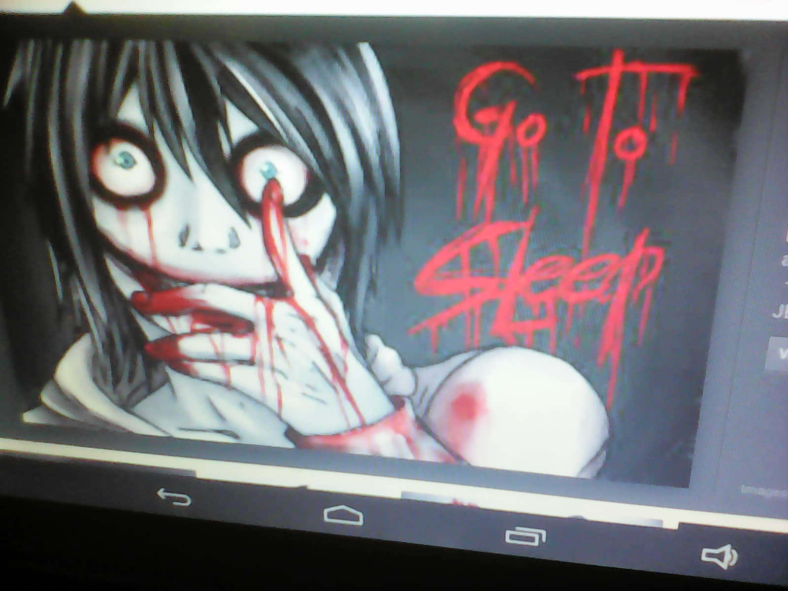 Jeff The Killer 桌布 壁紙 — 一個令人毛骨悚然的動漫風格角色，眼睛睜大，嘴巴和手指滴著血，背景為深色，帶有紅色塗鴉文字。