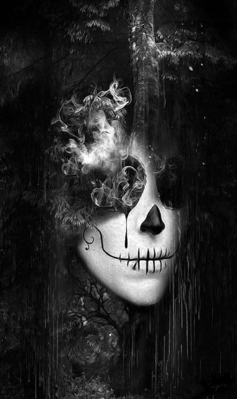 Spooky 桌布 壁紙 — 一個令人毛骨悚然的單色骷髏頭，煙霧從眼窩中旋轉而出，從雨中的黑暗森林中浮現。