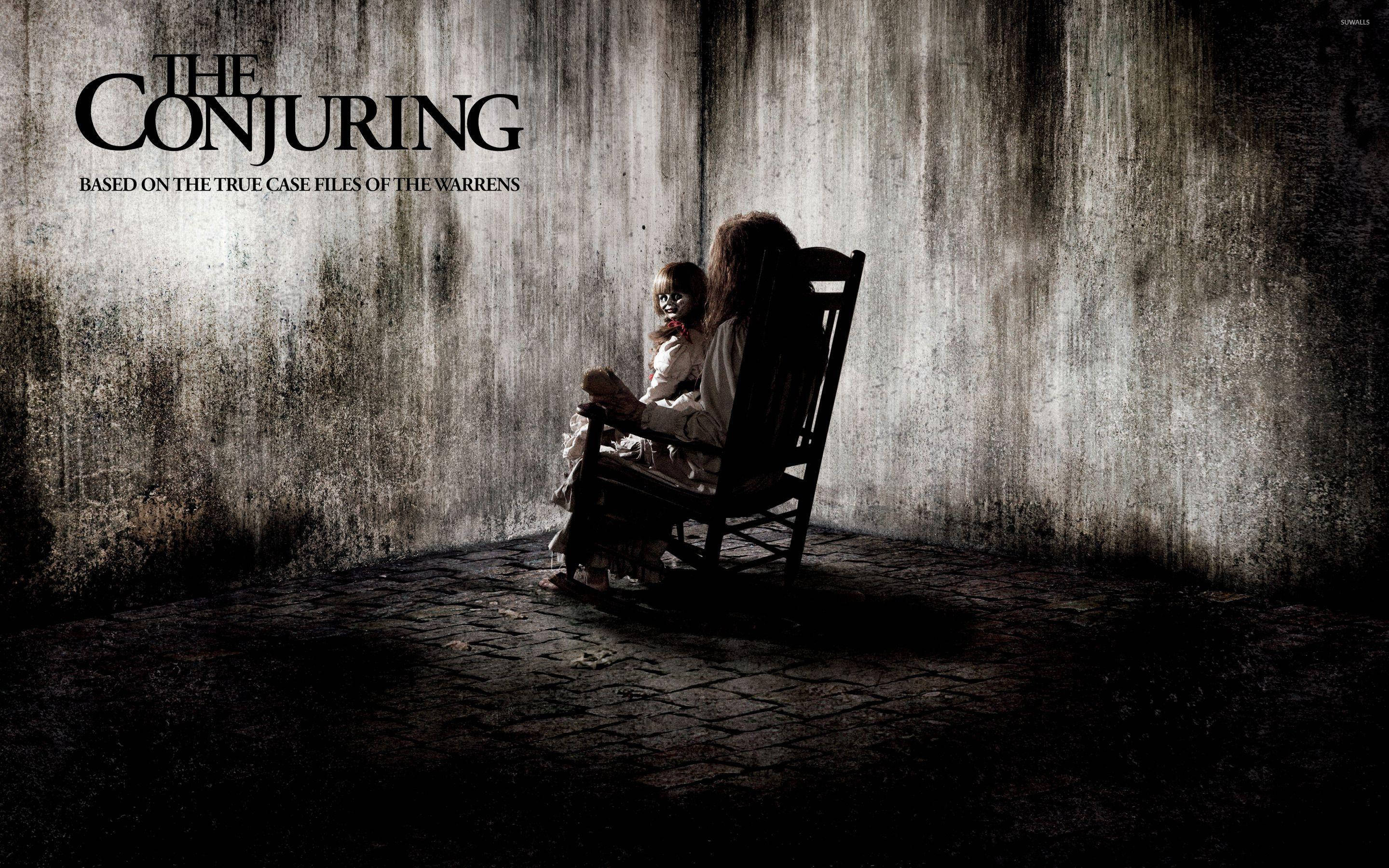 Conjuring 桌布 壁紙 — 一個令人毛骨悚然的場景，一個女人和一個孩子坐在搖椅上，靠著骯髒的牆壁，在光線昏暗的房間裡。