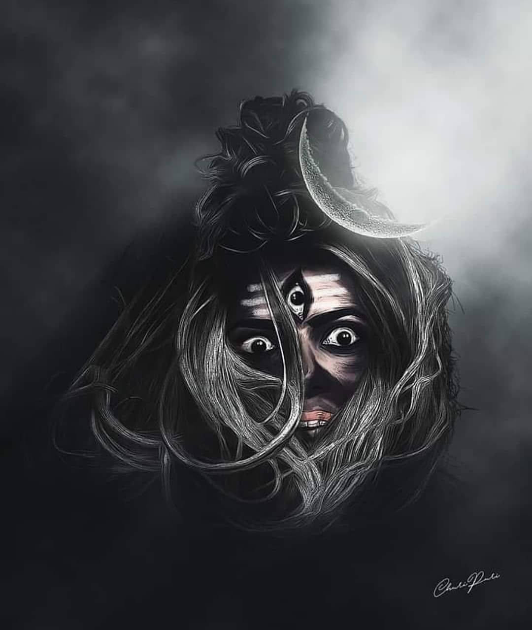 Aghori 桌布 壁紙 — 一個令人毛骨悚然的數位藝術肖像，描繪一個擁有狂野頭髮和三隻眼睛的幽靈般人物，上方有一彎新月，背景是煙霧瀰漫的黑暗。