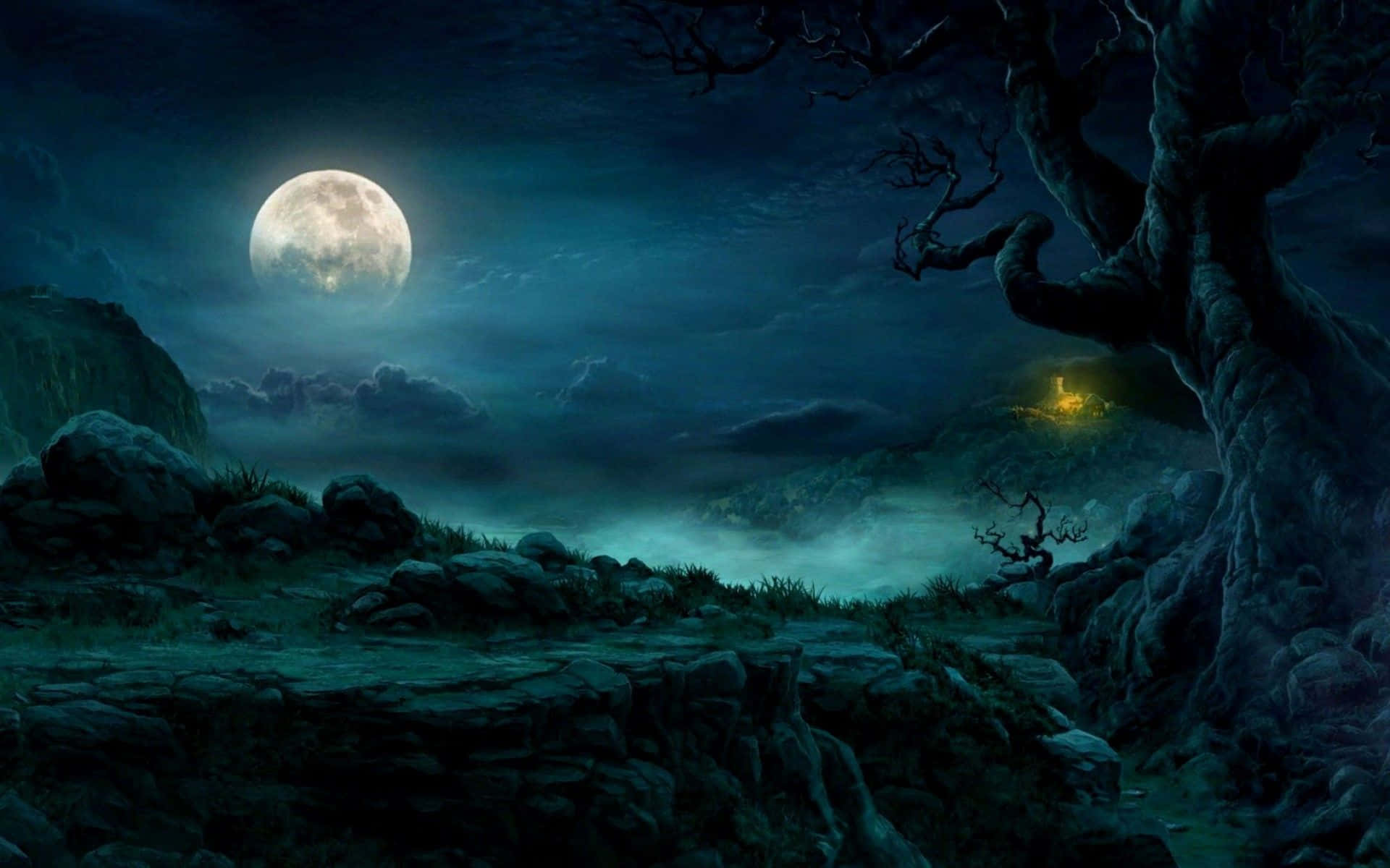 Dark Moon 桌布 壁紙 — 一個令人毛骨悚然的月光景觀，有一棵扭曲的樹、霧氣瀰漫的山谷，以及在滿月下遠處發光的小屋。