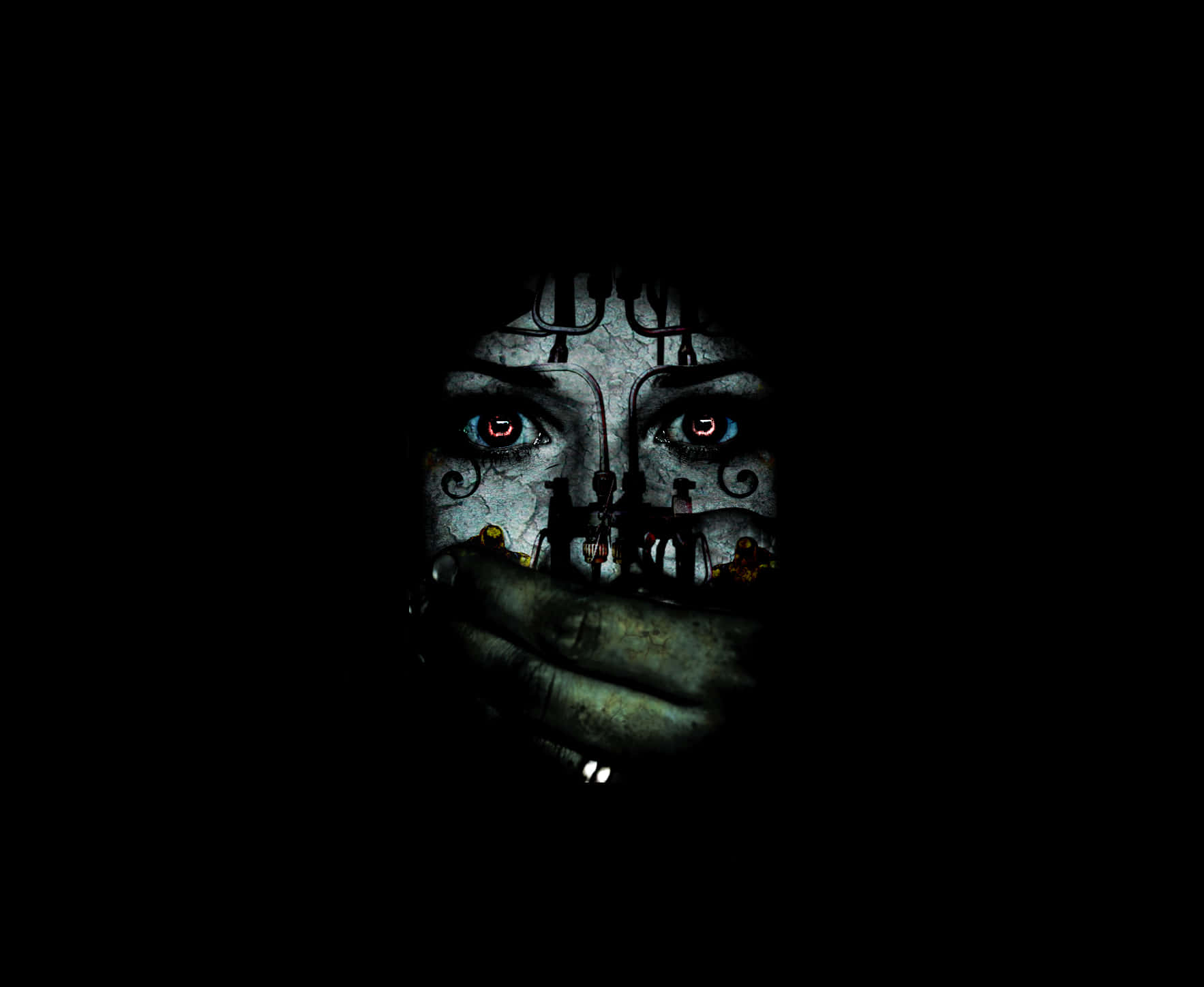 Unsettling 桌布 壁紙 — 一個令人毛骨悚然的特寫，一張臉上有發光的紅眼睛，手放在嘴上，背景是黑色。