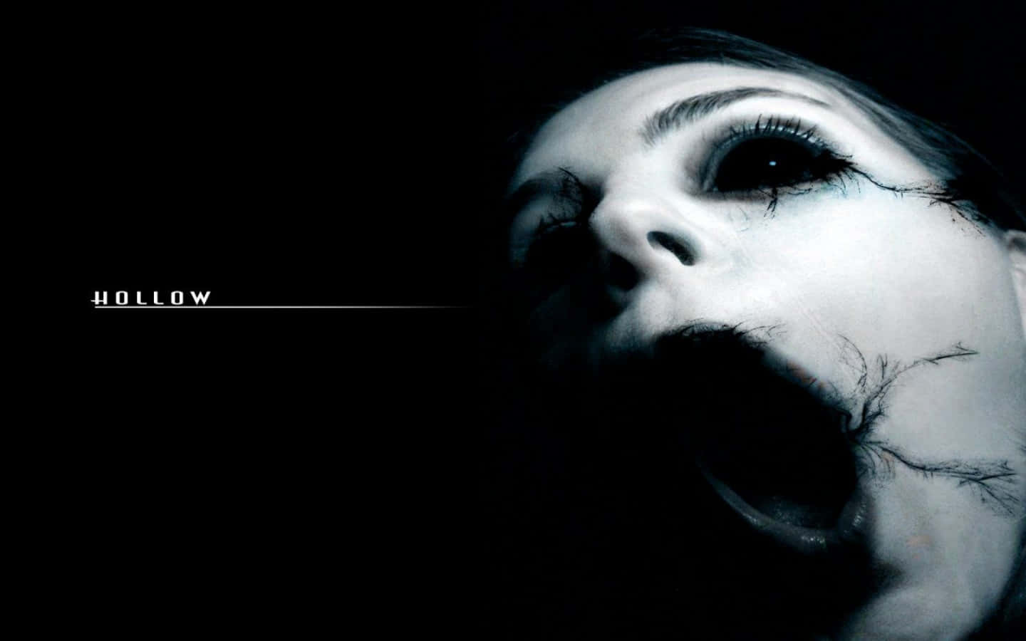 Cool Scary 桌布 壁紙 — 一個令人毛骨悚然的特寫，女人的臉上有裂開的化妝品和一雙大眼睛，背景是黑色，上面有白色的「HOLLOW」字樣。