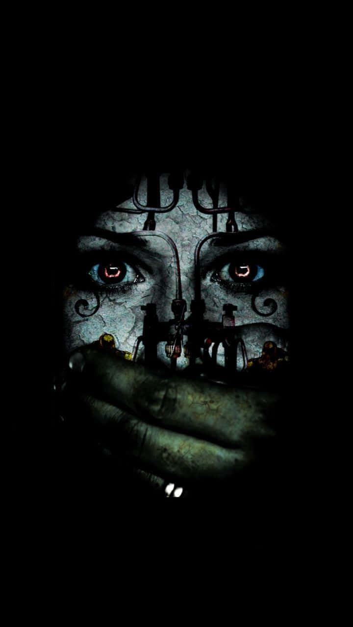 Dark Fear 桌布 壁紙 — 一個令人毛骨悚然的特寫，蒼白的臉上有一雙發光的紅眼睛，一隻手遮住嘴巴，背景是黑色。
