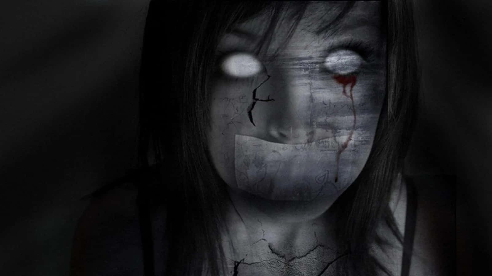 Scary Face 桌布 壁紙 — 一個令人毛骨悚然的特寫鏡頭，一個蒼白的女人，眼睛發光，嘴巴被封住，在黑暗的背景上有血跡。