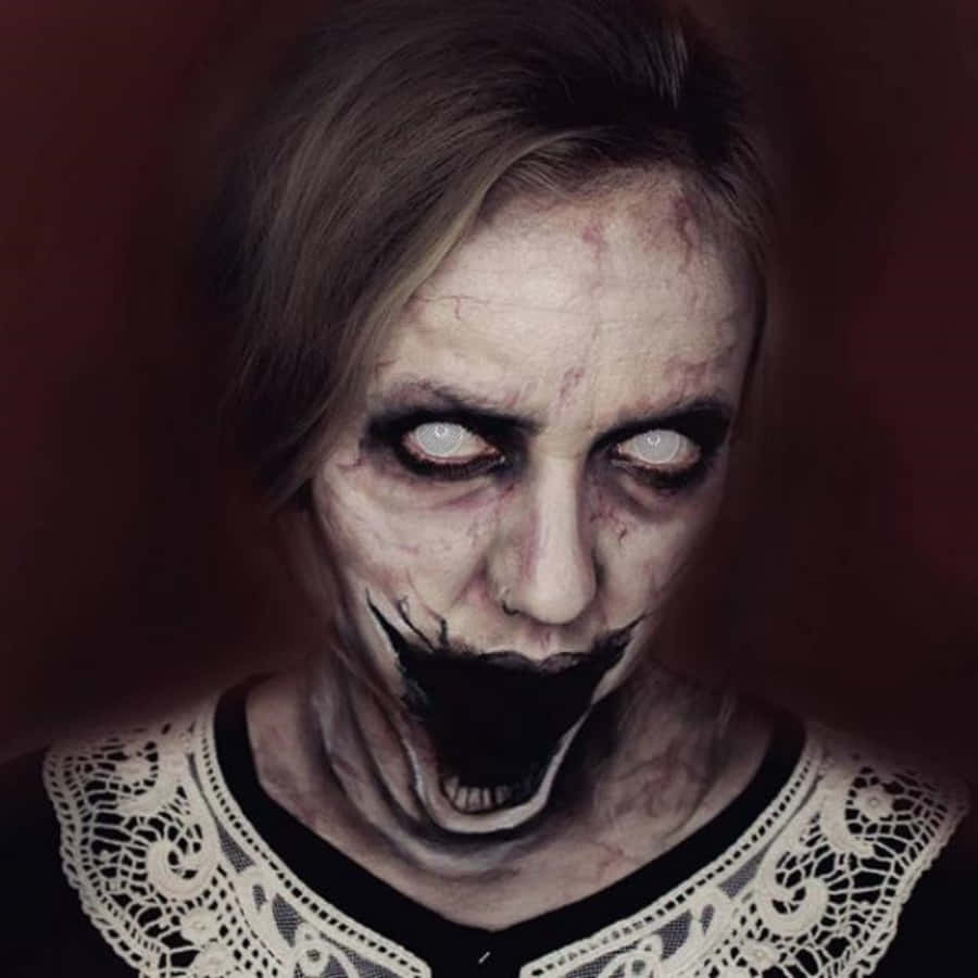 Scary Face 桌布 壁紙 — 一個令人毛骨悚然的特寫鏡頭，一個殭屍女人，皮膚蒼白，傷口流血，眼睛發光，穿著蕾絲領，背景是深紅色。
