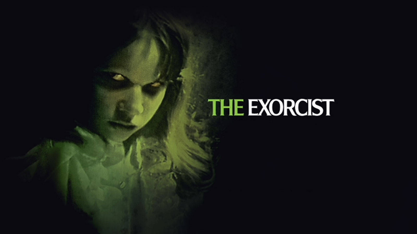 Exorcist 桌布 壁紙 — 一個令人毛骨悚然的綠色燈光特寫，年輕女孩的臉龐，發光的眼睛，以及標題「THE EXORCIST」以醒目的白色和綠色文字顯示在黑色背景上。