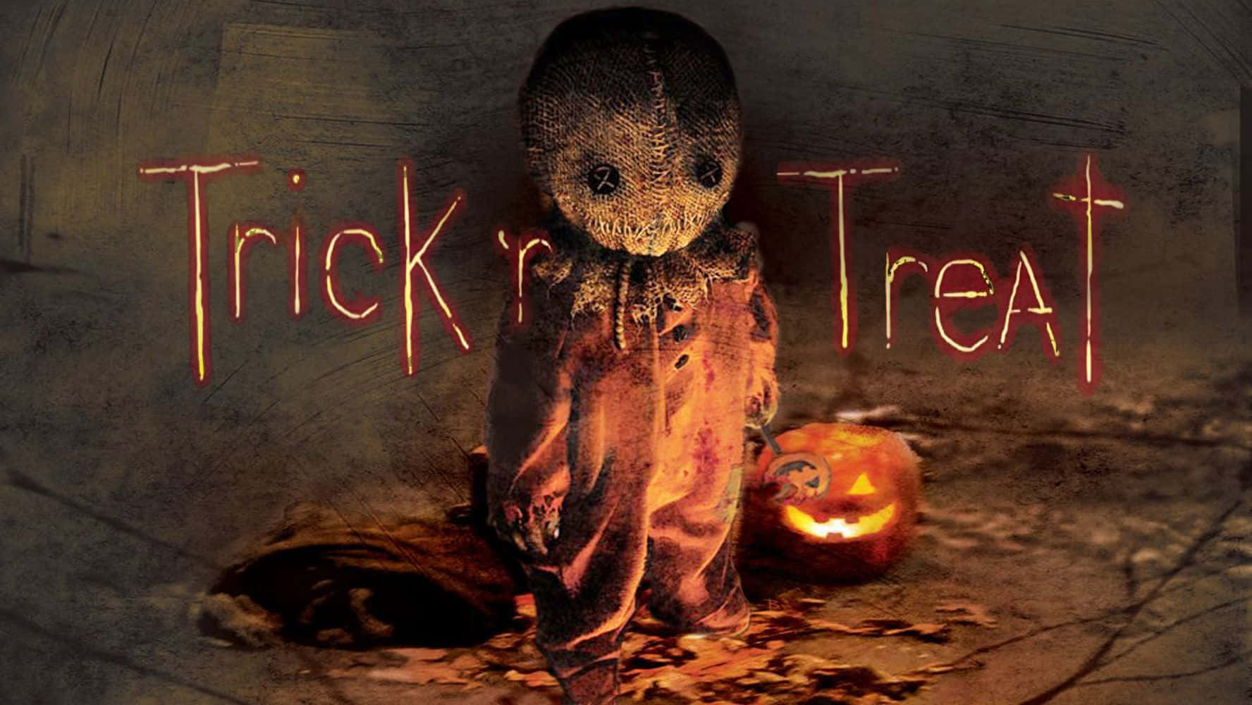 Trick Or Treat 桌布 壁紙 — 一個令人毛骨悚然的縫製娃娃站在一個發光的南瓜燈旁邊，在昏暗的鬼屋環境中閃爍著「Trick or Treat」的文字。
