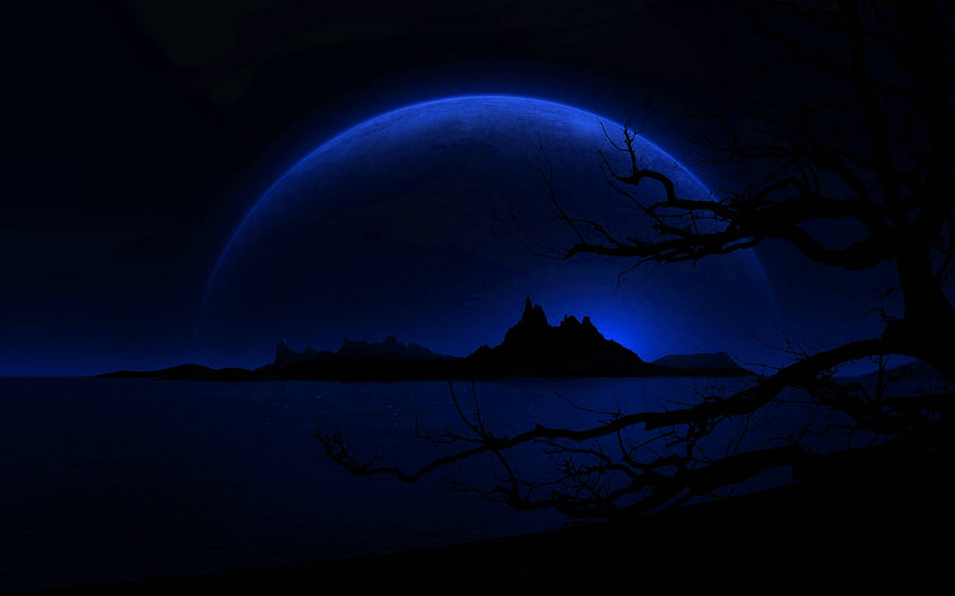 太陽系 桌布 壁紙 — 一個令人毛骨悚然的美麗夜景，巨大的發光藍月亮從鋸齒狀山脈和光禿樹枝的黑暗剪影中升起。