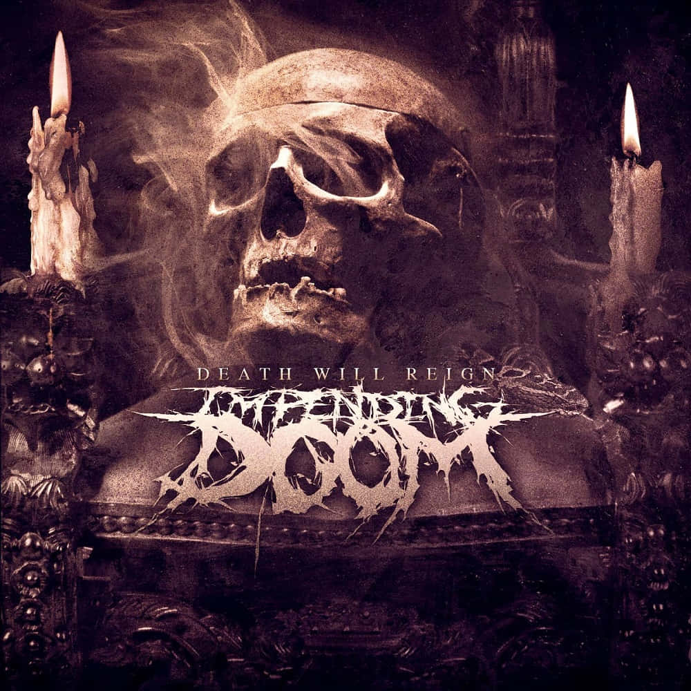 Album Cover 桌布 壁紙 — 一個令人毛骨悚然的骷髏王座，兩旁是閃爍的蠟燭，煙霧在黑暗的哥德式環境中升起。