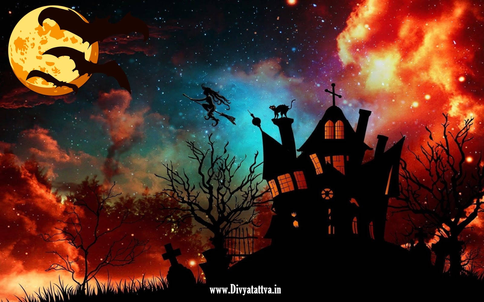 Spooky 桌布 壁紙 — 一個令人毛骨悚然的鬼屋剪影，在火熱的橙色和藍綠色天空下，女巫飛過新月。