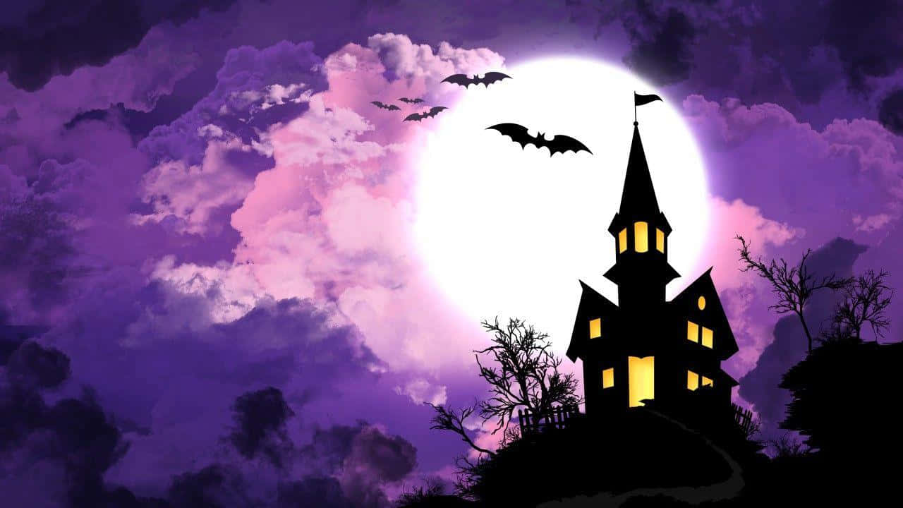 haunted 桌布 壁紙 — 一個令人毛骨悚然的鬼屋剪影，窗戶發光，矗立在滿月下，蝙蝠在紫色雲層中飛翔。