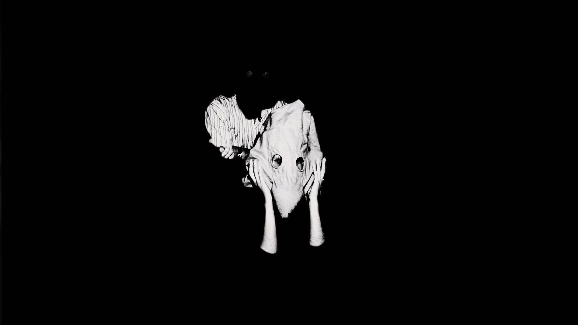 Tumblr 桌面版 桌布 壁紙 — 一個令人毛骨悚然的黑白人物，面容扭曲，眼睛巨大，從黑暗中浮現，雙手按在臉頰上，詭異地靜止不動。