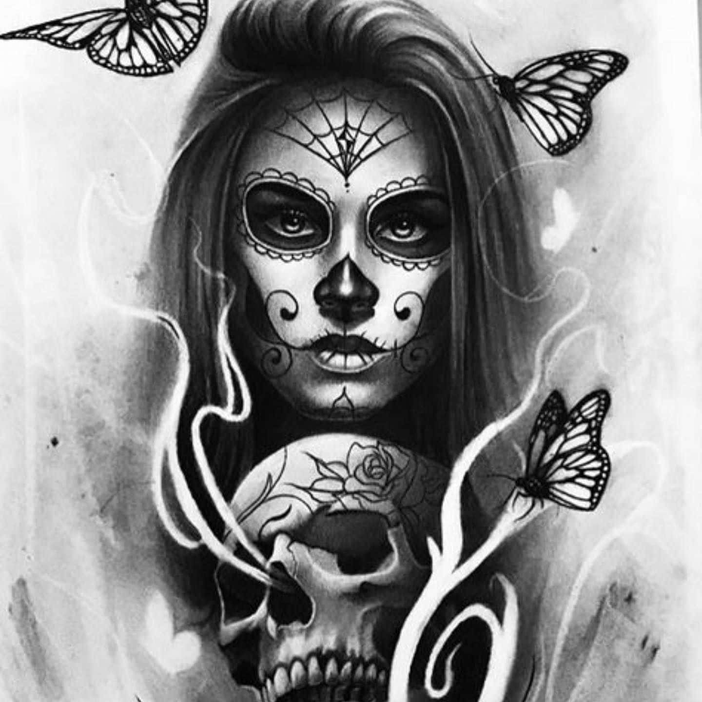 Halloween Tattoos 桌布 壁紙 — 一個令人毛骨悚然的黑白插圖，描繪了一位帶有糖骷髏妝容的女性，周圍環繞著帝王斑蝶和一個骷髏頭。