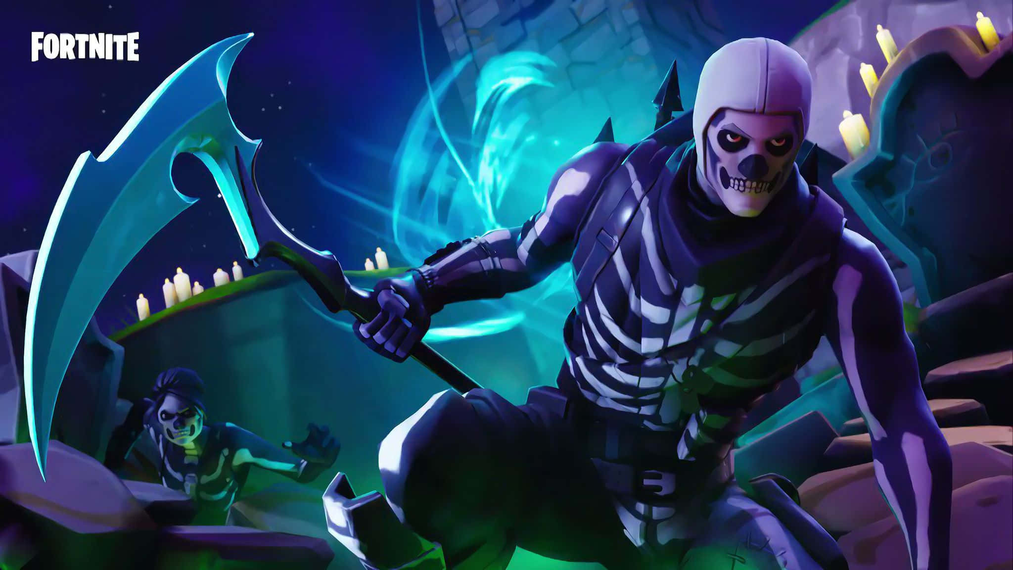 桌布 壁紙 — 一個令人生畏的Fortnite骷髏戰士在黑暗、燭光閃爍的地下墓穴中揮舞著發光的藍色鐮刀，周圍有發光的綠色能量漩渦。