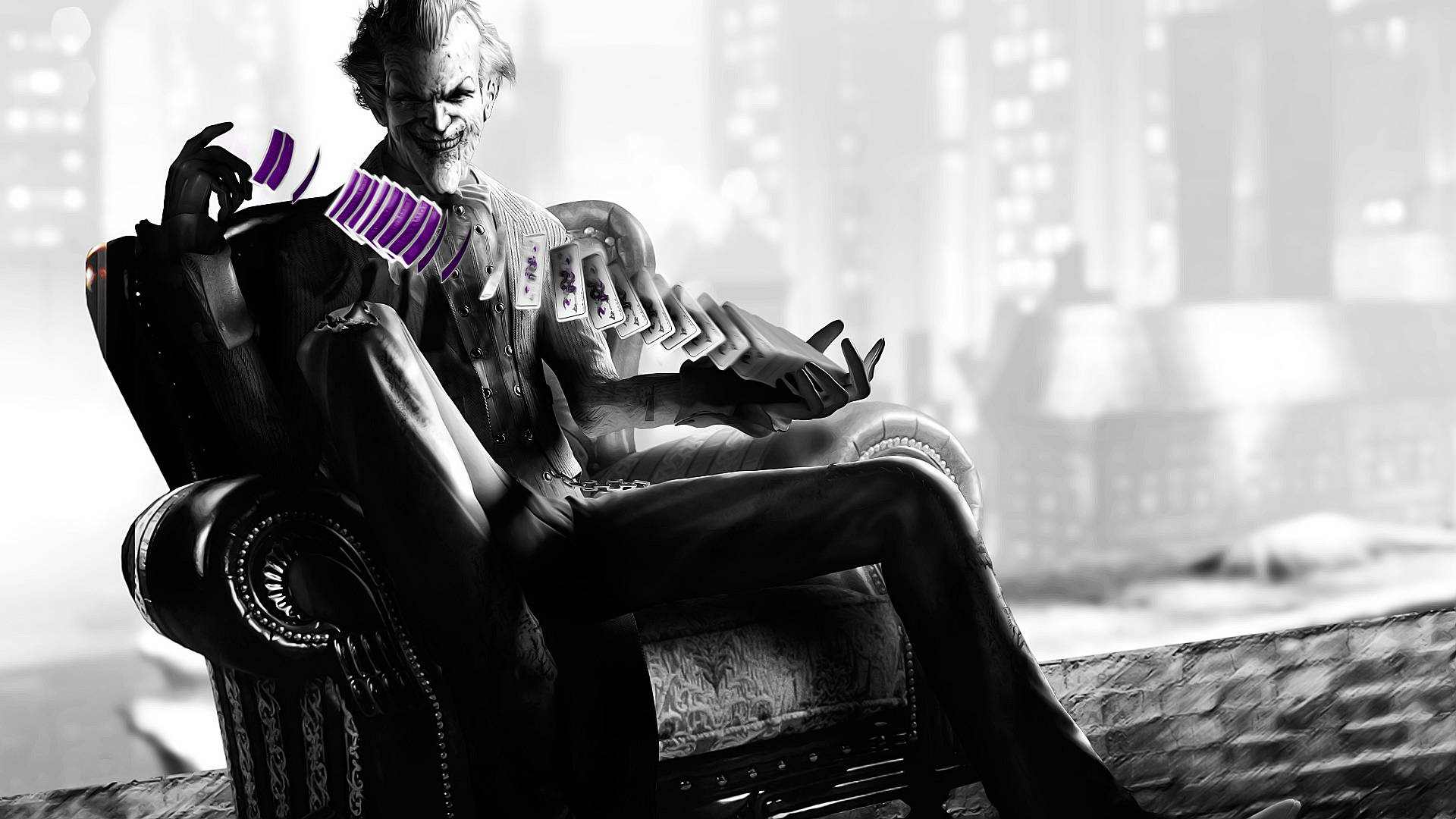 Batman Arkham City 桌布 壁紙 — 一個令人畏懼的小丑角色坐在豪華椅子上，手持紫色撲克牌，背景是模糊的城市天際線。