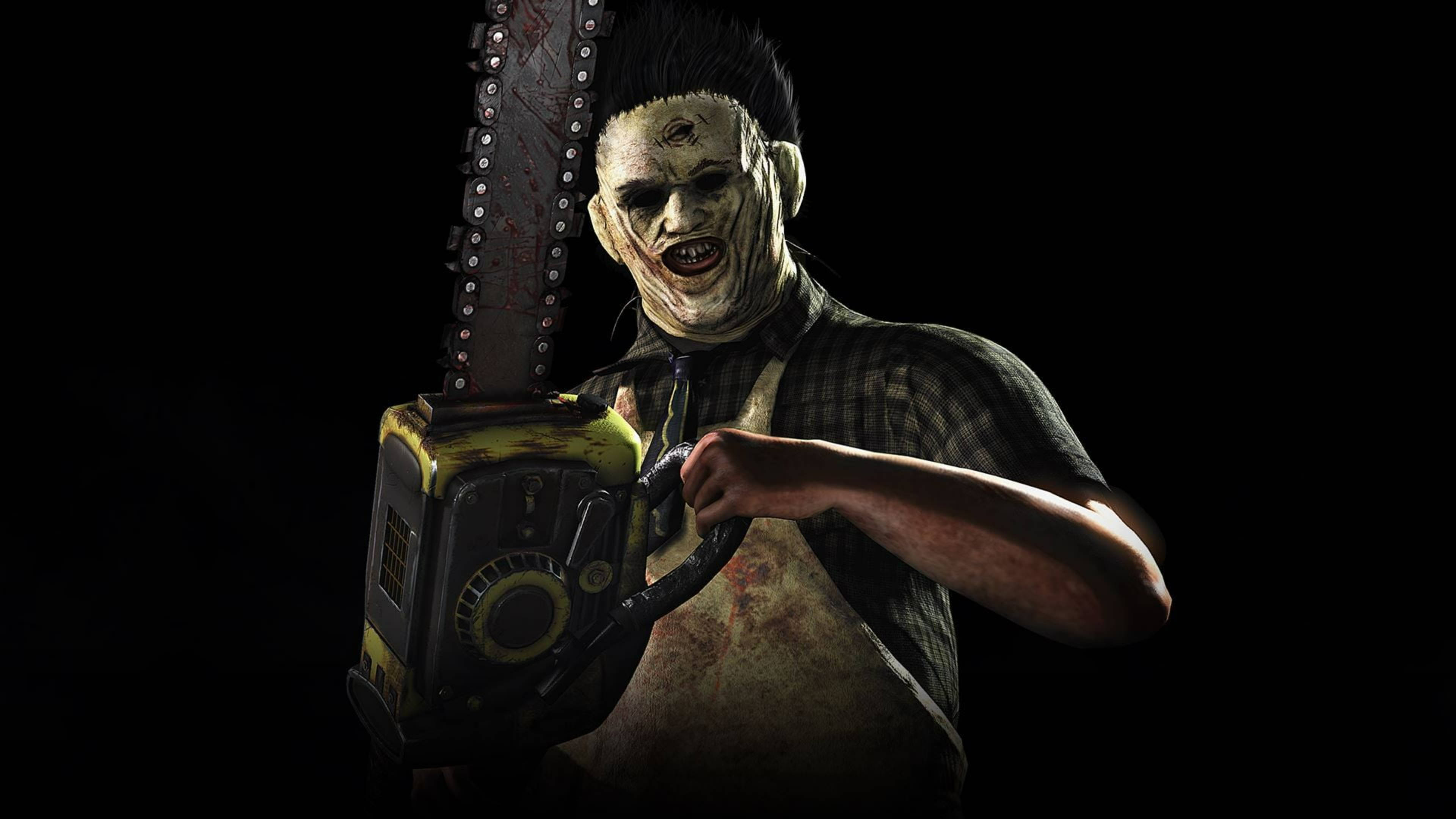 Leatherface 桌布 壁紙 — 一個令人畏懼的恐怖角色，手持電鋸，滿臉鮮血，身穿格紋衫，站在黑色背景前。