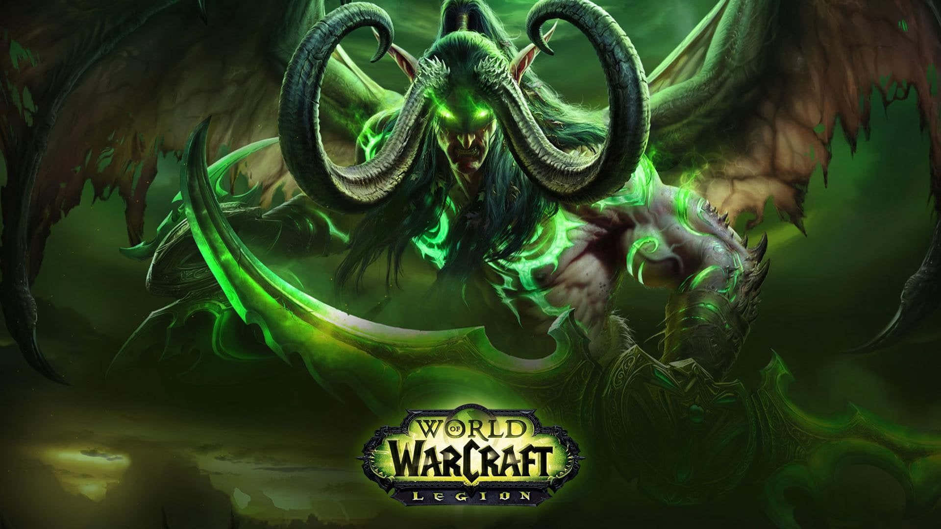 World Of Warcraft 1920x1080 桌布 壁紙 — 一個令人畏懼的綠色皮膚惡魔，擁有發光的眼睛和巨大的角，在黑暗奇幻場景中揮舞著彎曲的刀刃。