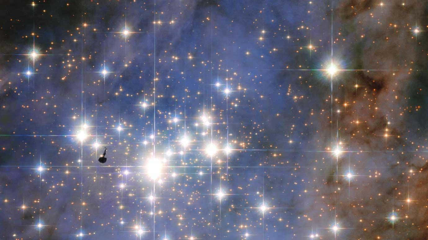 astronomy 桌布 壁紙 — 一個令人眼花撩亂的星場，有明亮的星星和宇宙塵埃雲，在深藍色和橙色色調中發光。