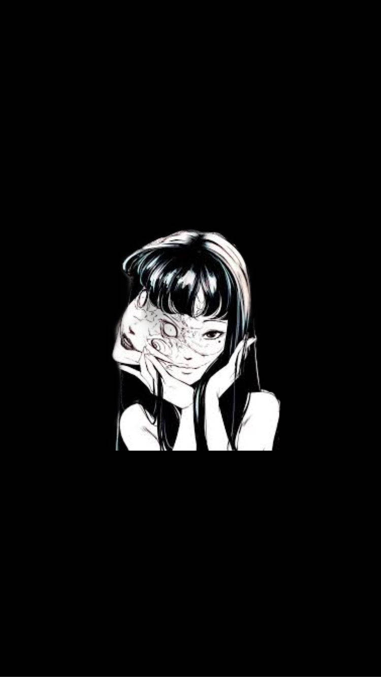 黑白 桌布 壁紙 — 一個令人難忘的動漫女孩，半張臉被裂開的面具遮蓋，背景是單調的黑色。