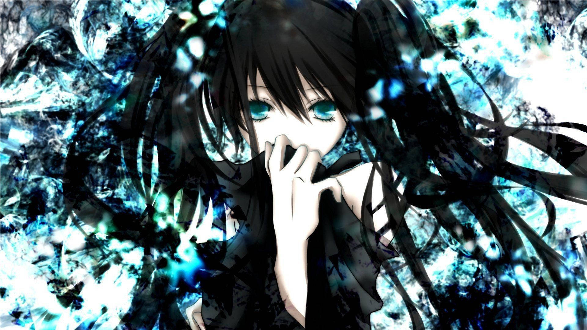 Anime Desktop 桌布 壁紙 — 一個令人難忘的動漫女孩，擁有發光的藍色眼睛和黑色頭髮，用手遮住嘴巴，背景是旋轉的藍白抽象圖案。