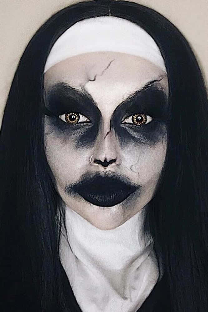 Scary Black And White 桌布 壁紙 — 一個令人難忘的女人肖像，皮膚蒼白龜裂，黑色化妝，白色頭帶下有一雙金色的眼睛。
