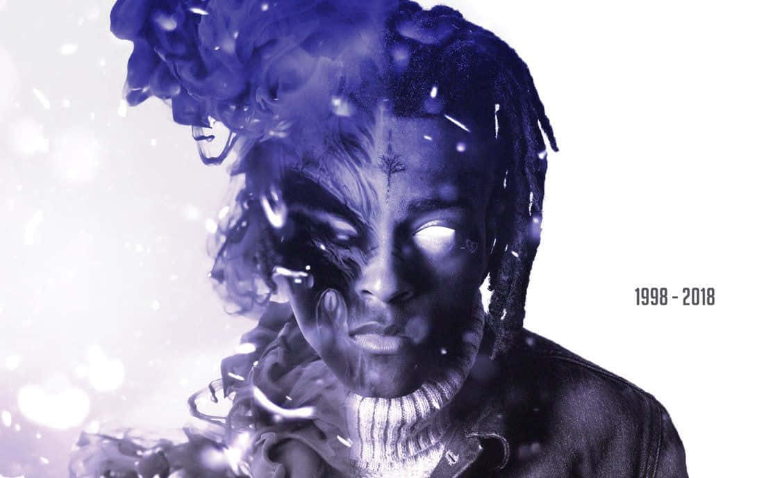 XXXTENTACION 桌布 壁紙 — 一個令人難忘的肖像，一個男人在明亮的白色背景下，眼睛發光，紫色煙霧在他頭頂盤旋。