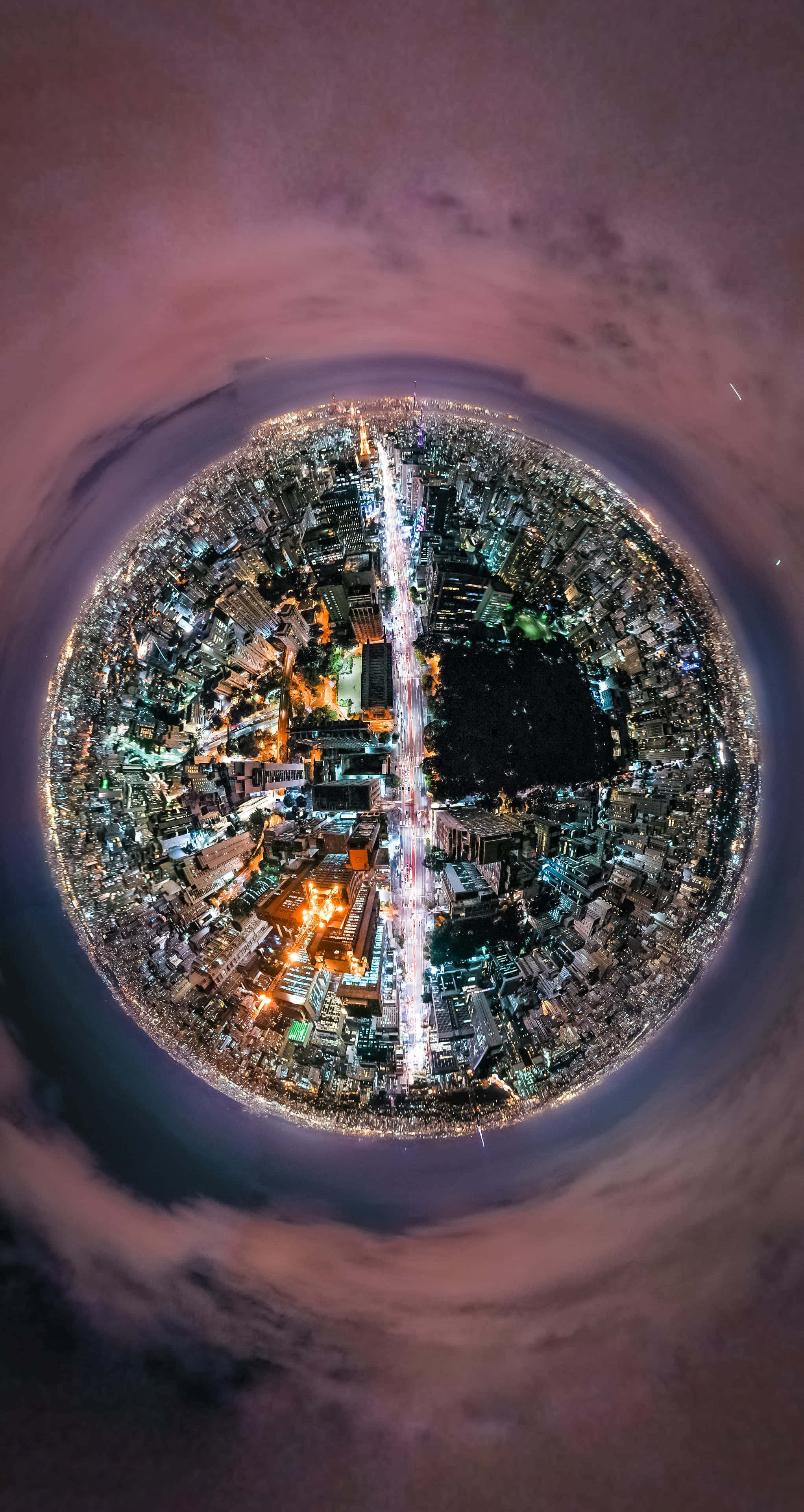 City Night 桌布 壁紙 — 一個令人驚嘆的360度魚眼視角，展現夜晚充滿活力的城市，燈光閃爍，雲霧繚繞。