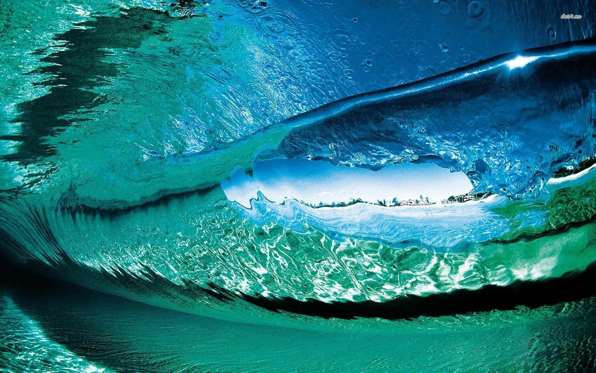 Ocean Waves 桌布 壁紙 — 一個令人驚嘆的海洋波浪特寫，展現出藍綠色的海水和明亮的天空倒影。