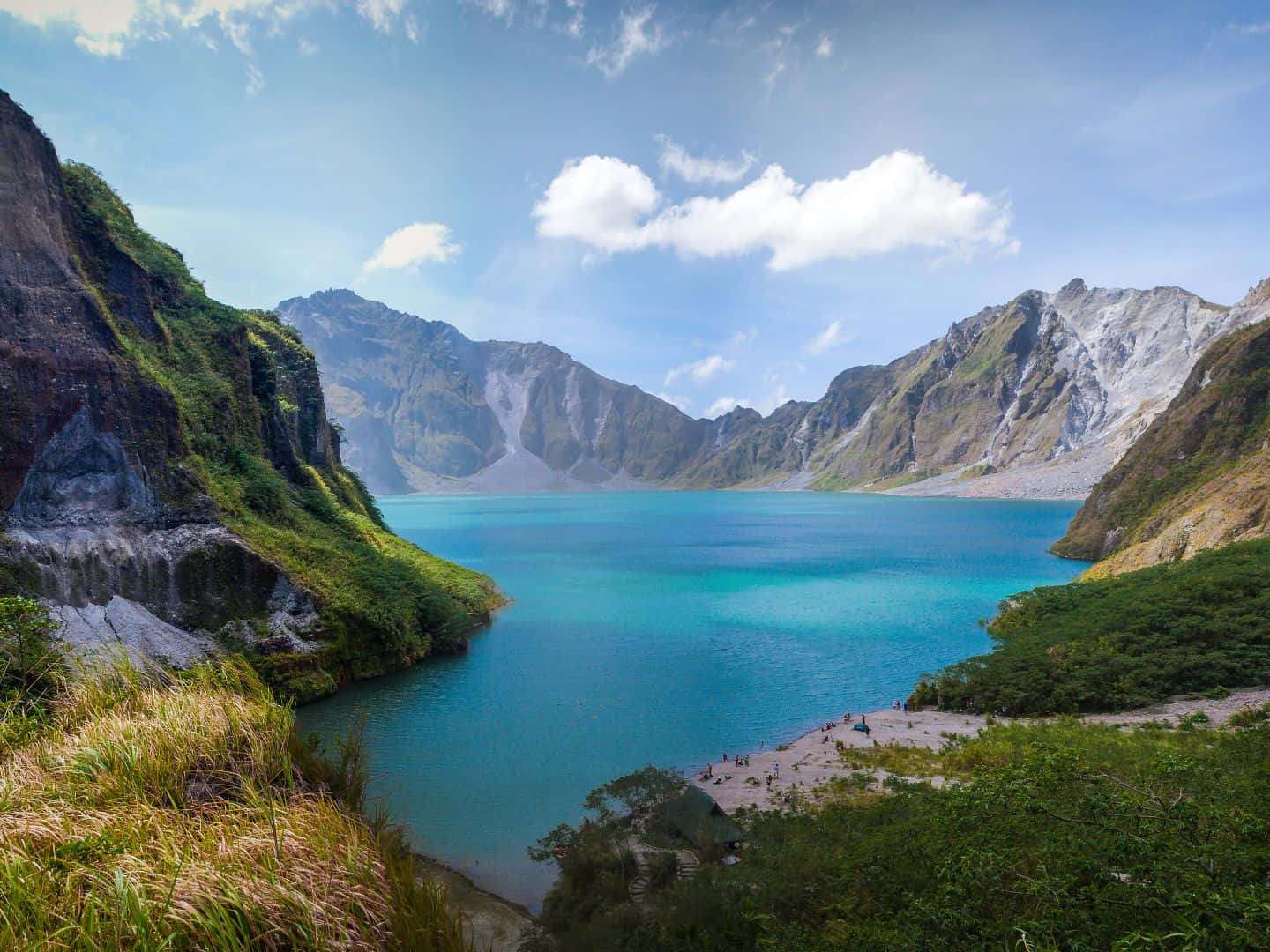 1440x1080 桌布 壁紙 — 一個令人驚嘆的綠松石湖，坐落在火山口內，周圍是陡峭的綠色山脈，上方是明亮的藍天和蓬鬆的白雲。