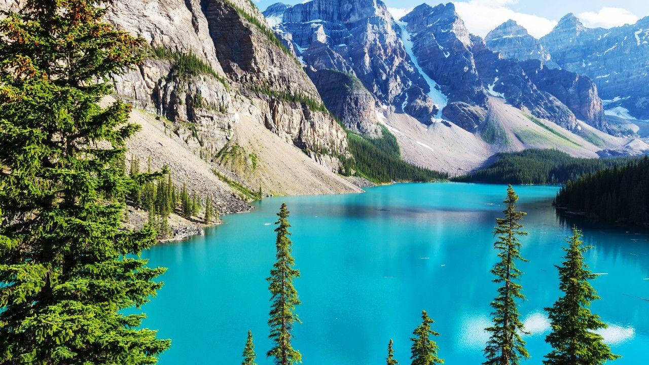 Lake 桌布 壁紙 — 一個令人驚嘆的綠松石湖泊，坐落在崎嶇的山脈中，白雪覆蓋的山峰和常綠樹木框住了景色。
