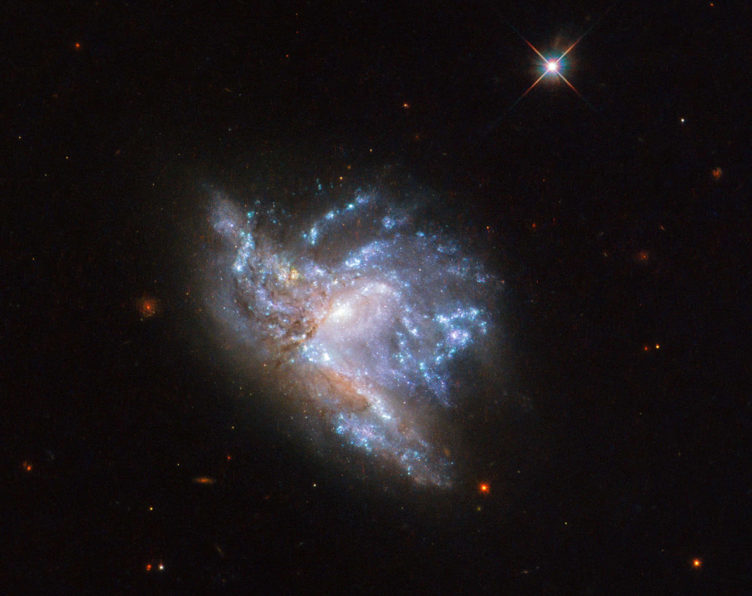 Nasa Galaxy 桌布 壁紙 — 一個令人驚嘆的螺旋星系，在佈滿星星的黑色宇宙背景下旋轉著藍色和橙色的色調。