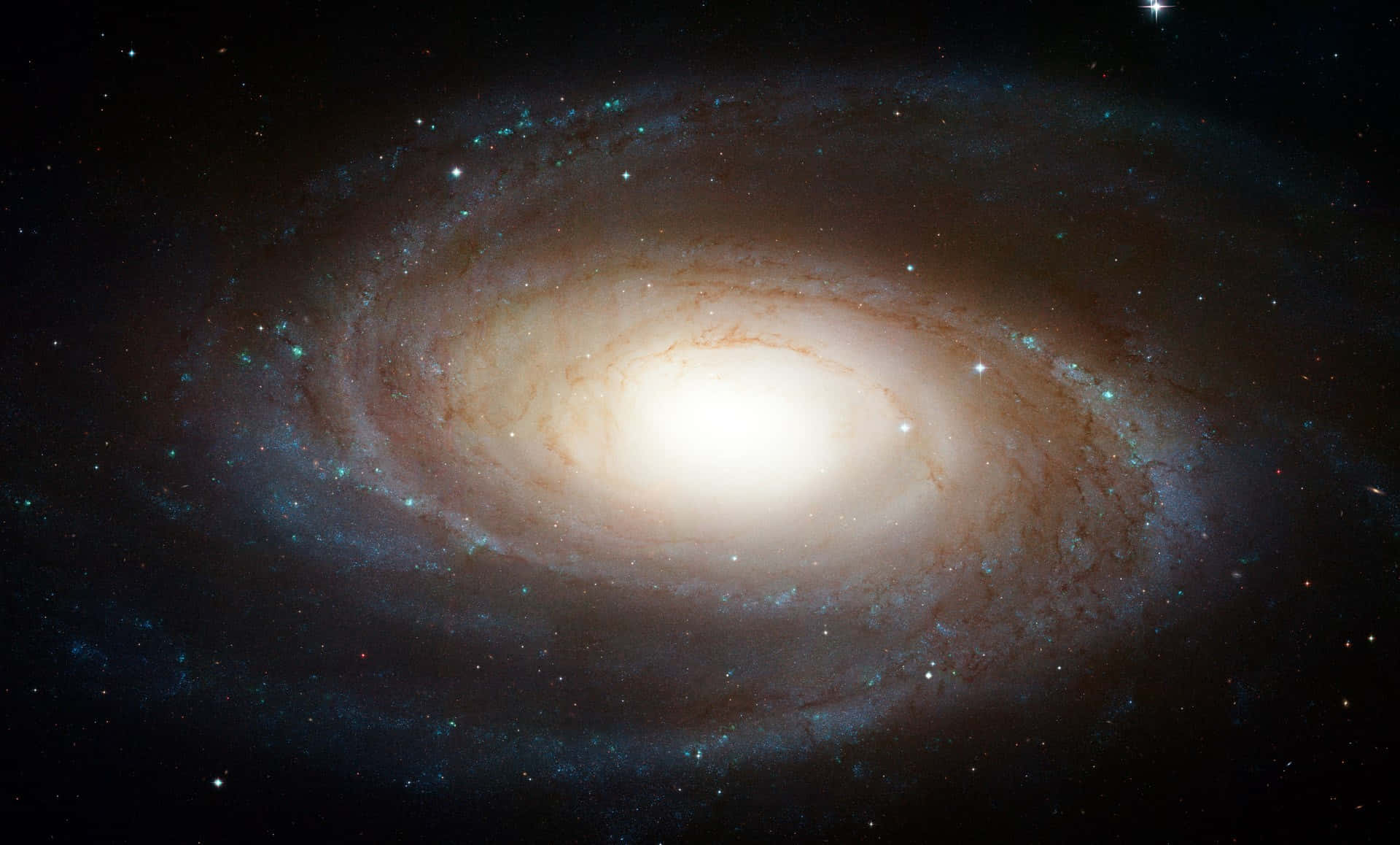 Elliptical Galaxy 桌布 壁紙 — 一個令人驚嘆的螺旋星系，在黑暗的宇宙背景下散發著溫暖的光芒，並有藍色和橙色恆星組成的旋臂。