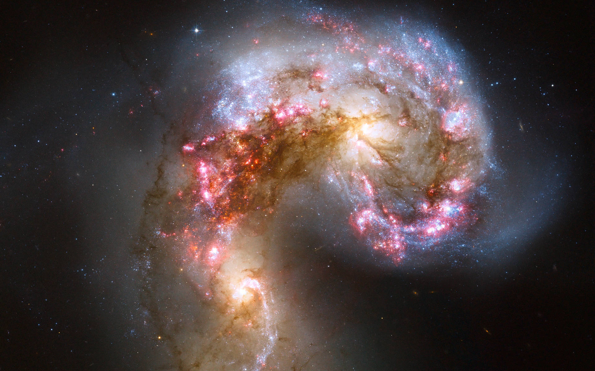 Pretty Galaxy 桌布 壁紙 — 一個令人驚嘆的螺旋星系，帶有充滿活力的粉紅色和橙色星團，在黑暗的宇宙背景下旋轉。