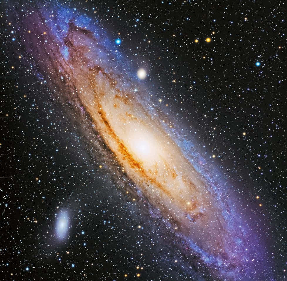 Elliptical Galaxy 桌布 壁紙 — 一個令人驚嘆的螺旋星系，帶有藍色和橙色氣體的發光旋臂，在黑色虛空中穿過星場旋轉。
