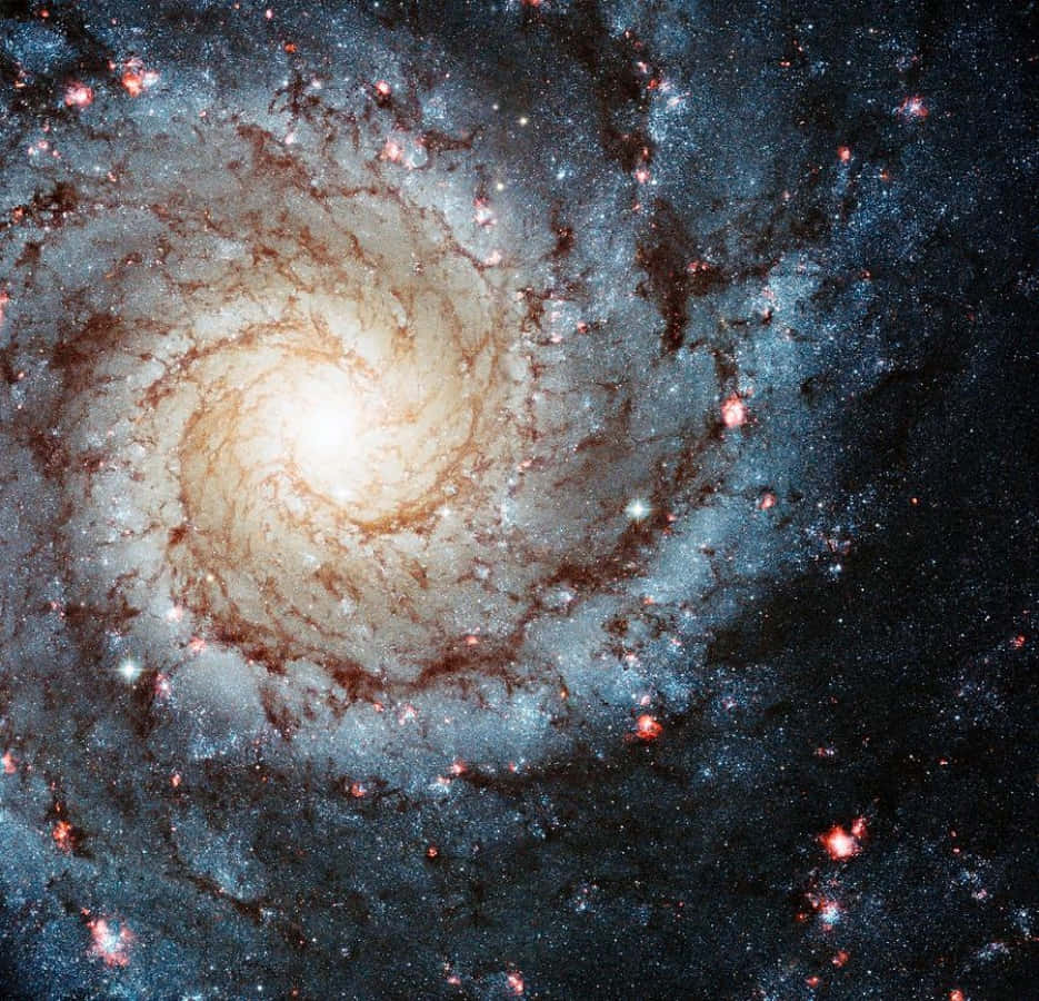 Nasa Galaxy 桌布 壁紙 — 一個令人驚嘆的螺旋星系，擁有明亮的中心核心和由恆星、塵埃和宇宙雲組成的旋轉臂，背景是黑暗的星場。