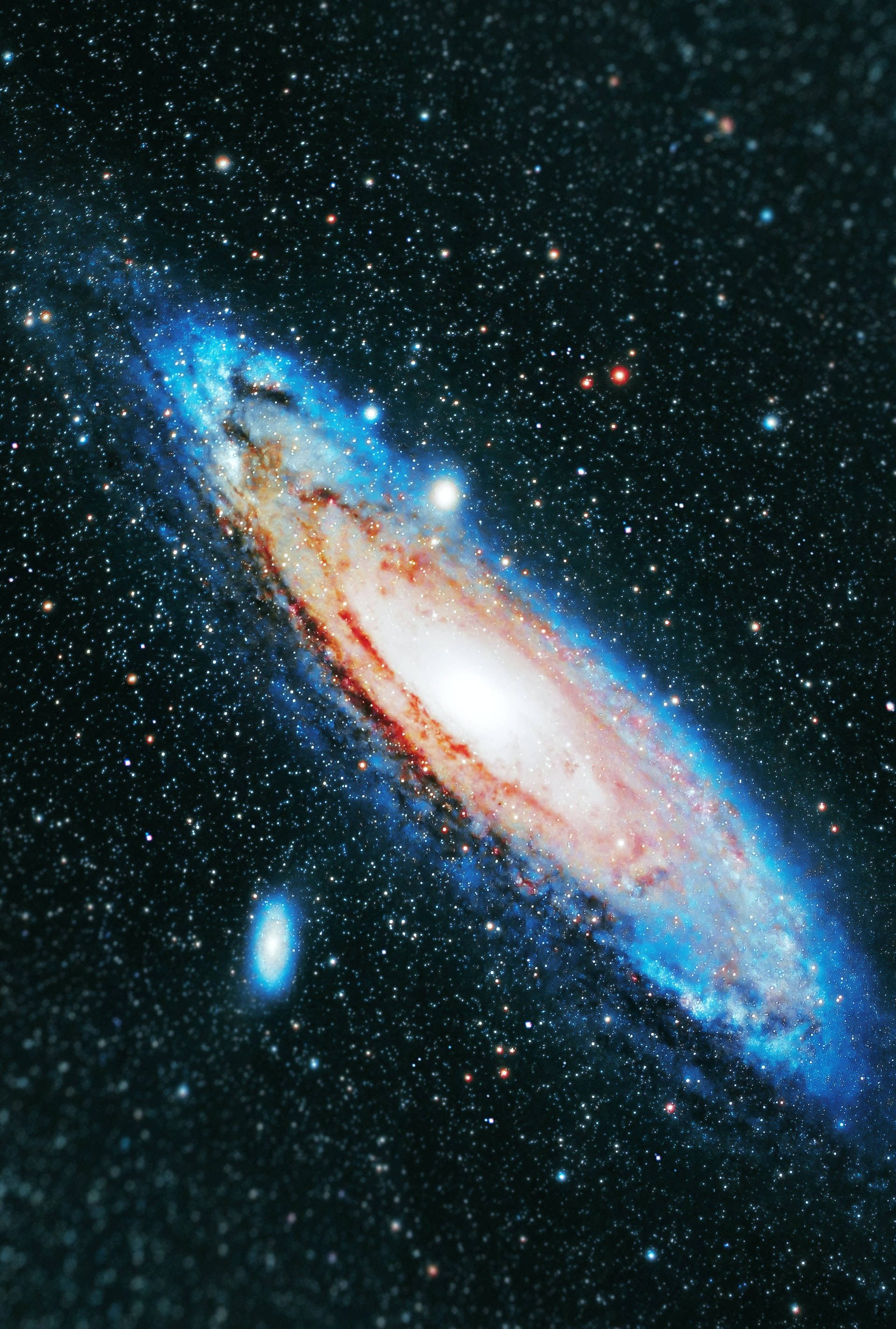 Stars 桌布 壁紙 — 一個令人驚嘆的螺旋星系，藍色旋臂和紅色塵埃帶在星場中發光。