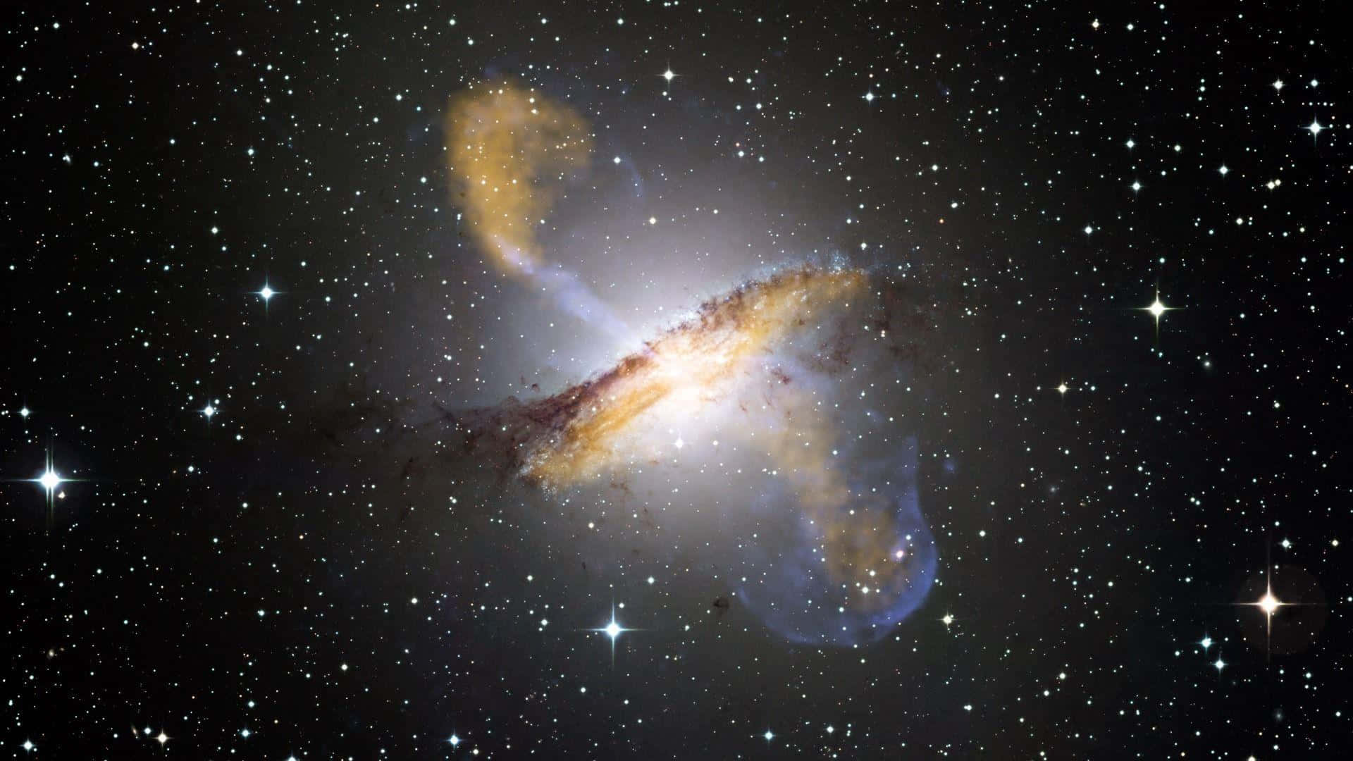 桌布 壁紙 — 一個令人驚嘆的螺旋星系，金色旋臂和藍色星雲在星空背景下旋轉。