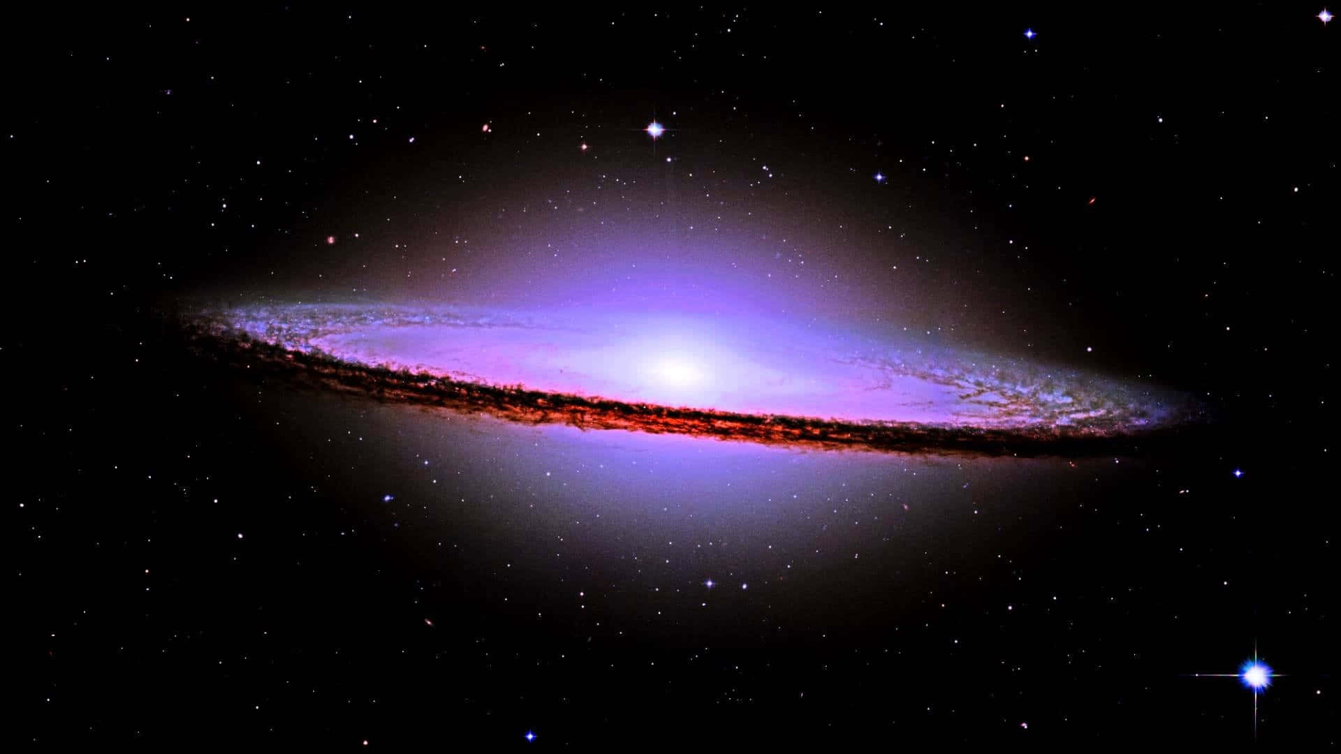 NASA 動態圖片 桌布 壁紙 — 一個令人驚嘆的螺旋星系在佈滿星星的黑色虛空中發出紫色和紅色的光芒。