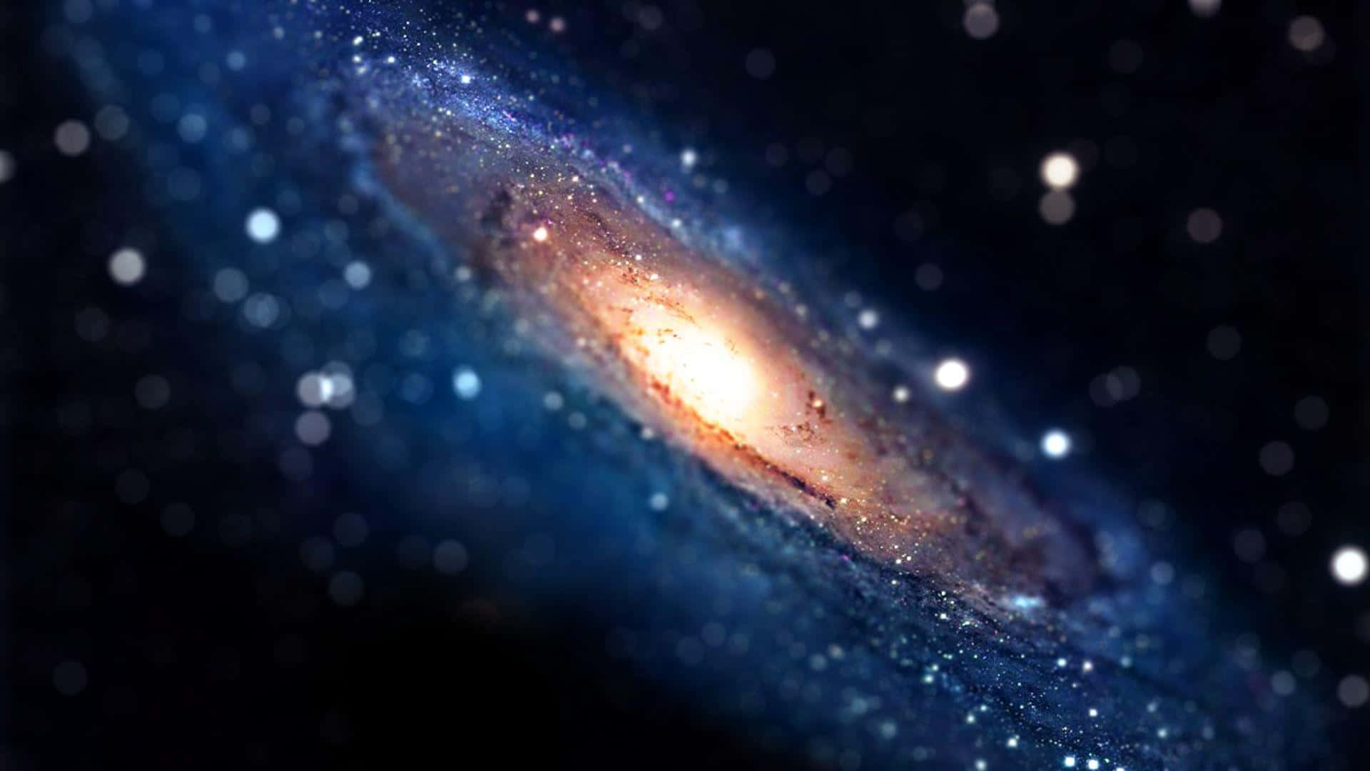 銀河 桌布 壁紙 — 一個令人驚嘆的螺旋星系在星空背景下散發著溫暖的橙色和藍色色調。